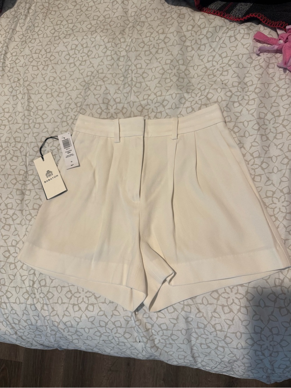 Aritzia Babaton pleated shorts size 00